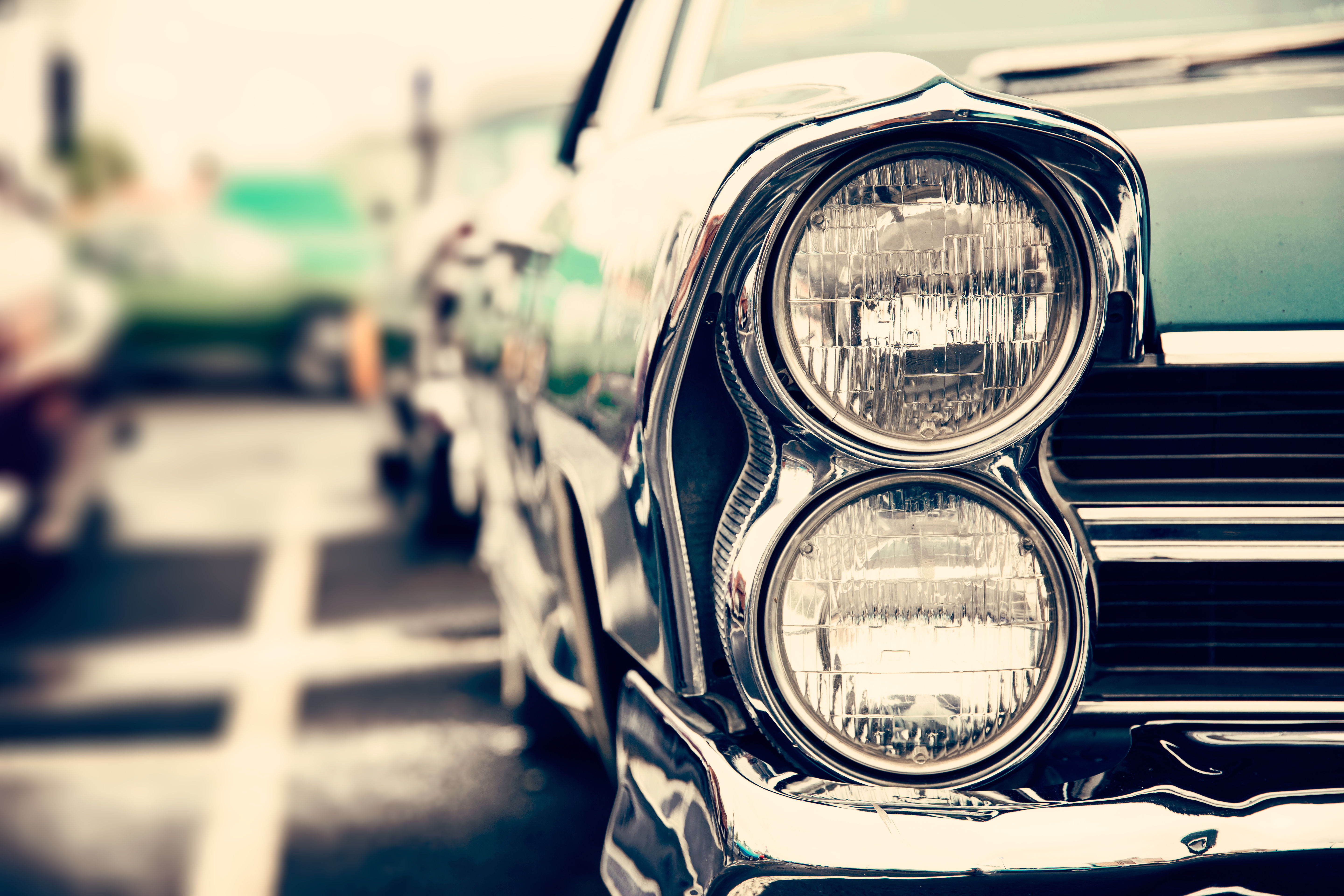 classic-car-PUEHYGJ_RED